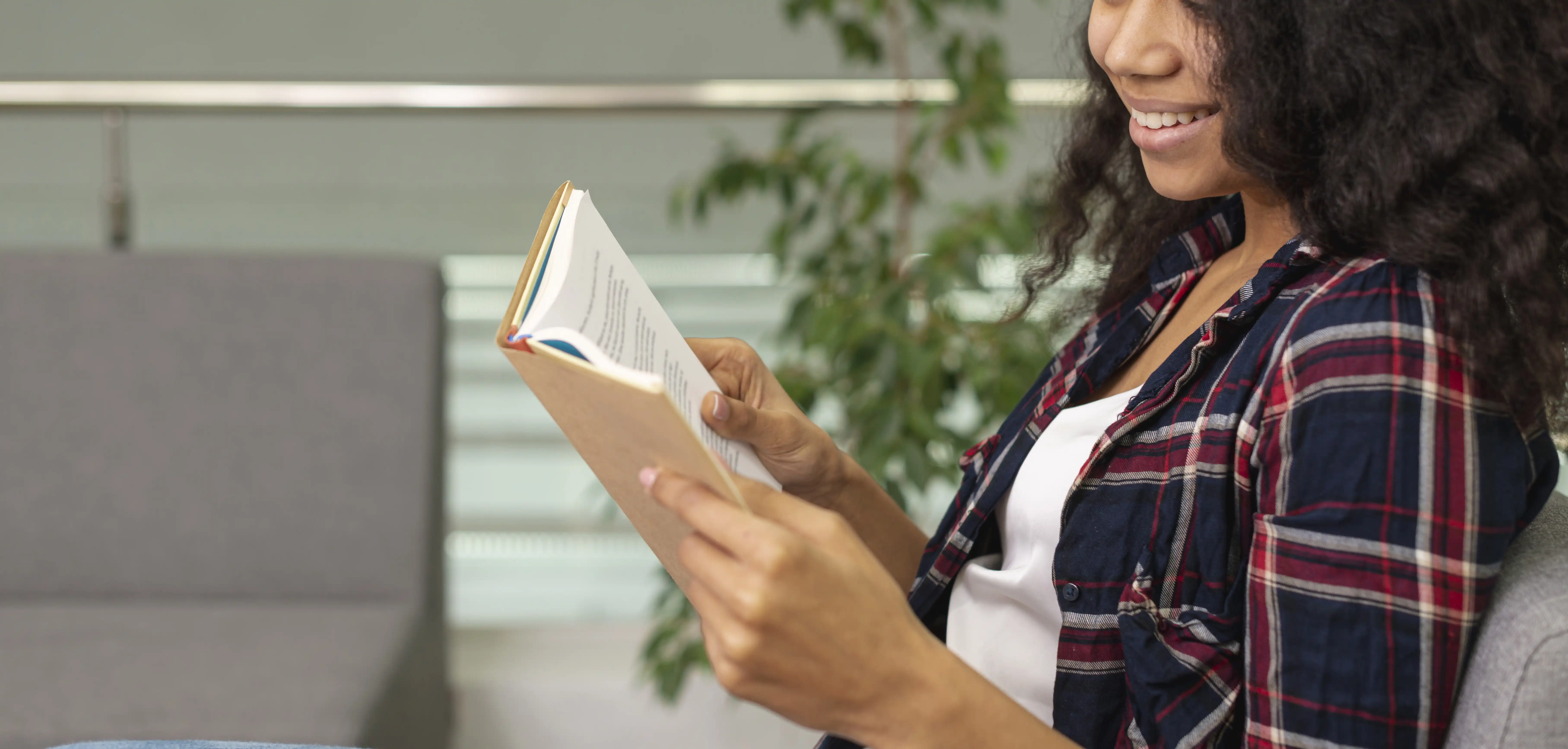 Mulher jovem concentrada na leitura do manual do site t-Risk