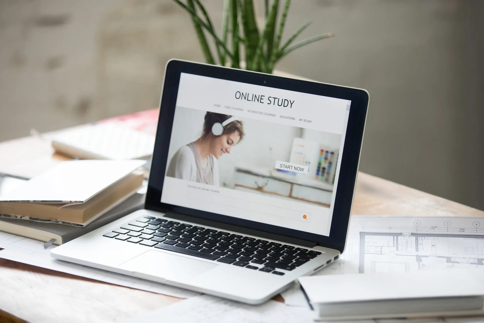 Notebook aberto exibindo uma tela de estudo online