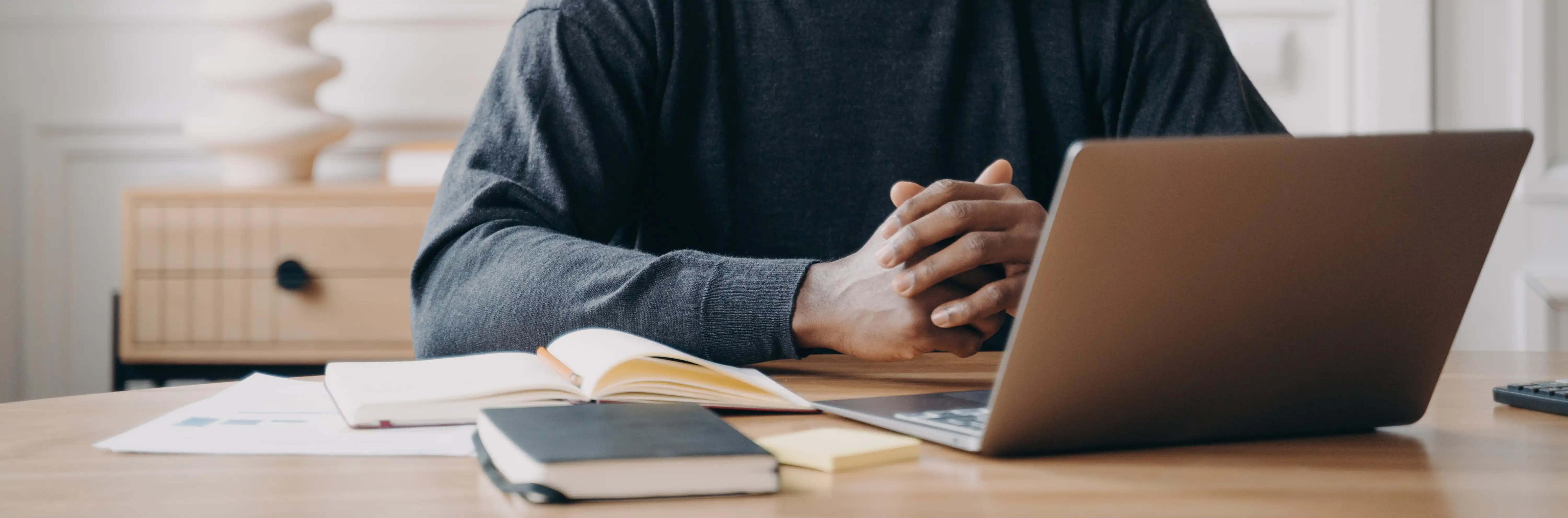 Jovem concentrado usando um notebook em um ambiente de trabalho